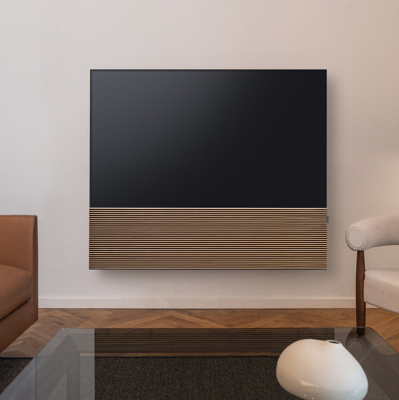 TV mit brauner Canvasabdeckung