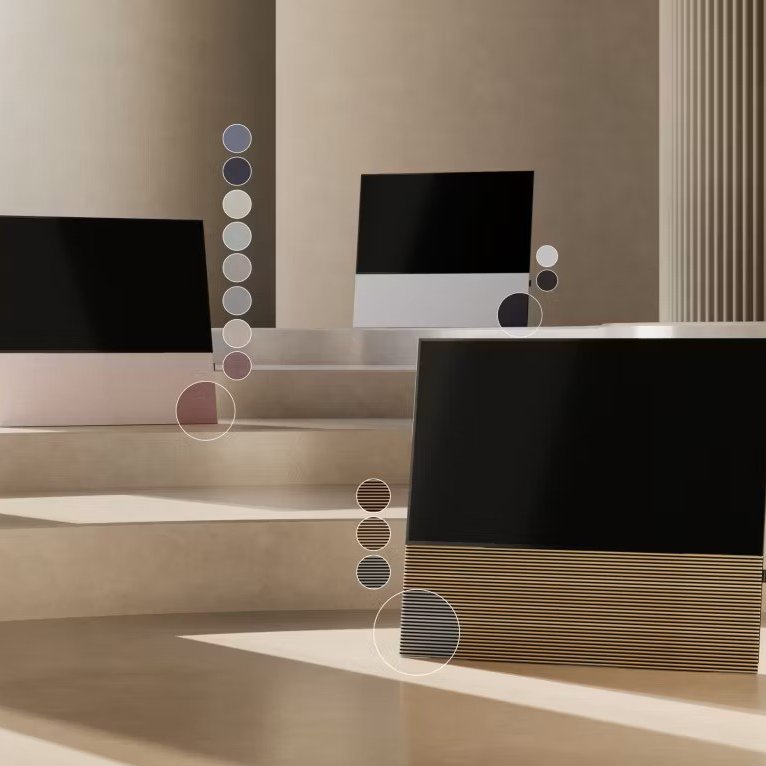 Drei TVs in einem Präsentationsraum