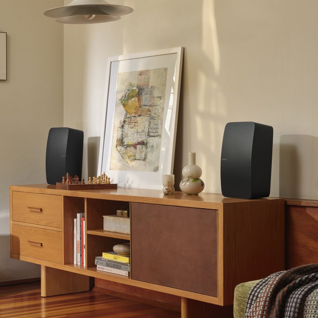 Paar Five auf Sideboard