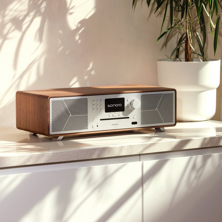 Receibver auf sideboard und vase