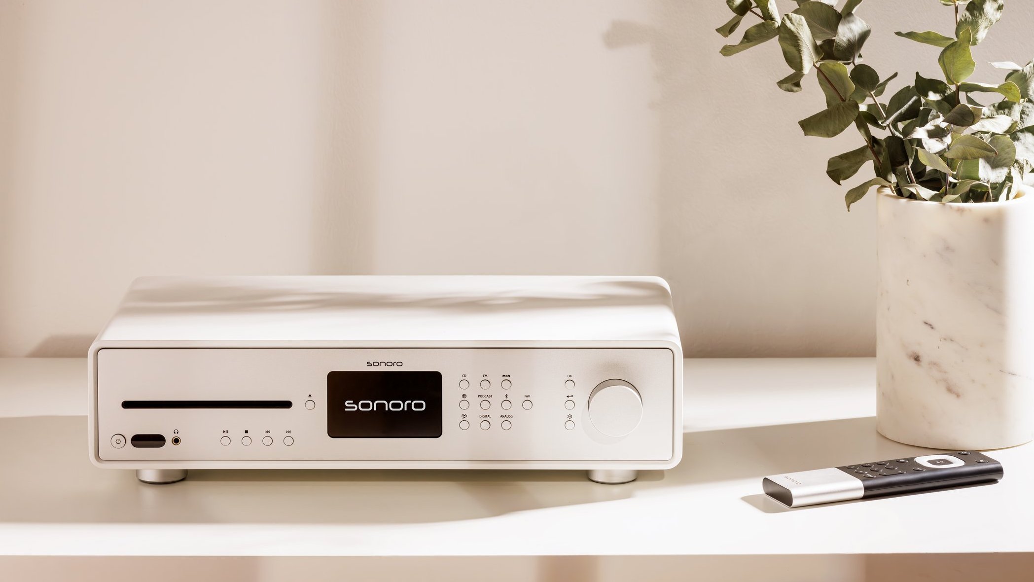 Weisser Receiver neben Vase